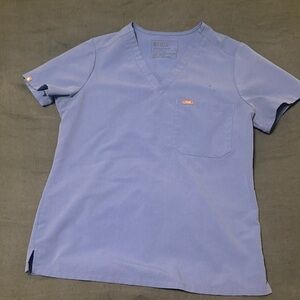 Figs 1 pocket scrub top